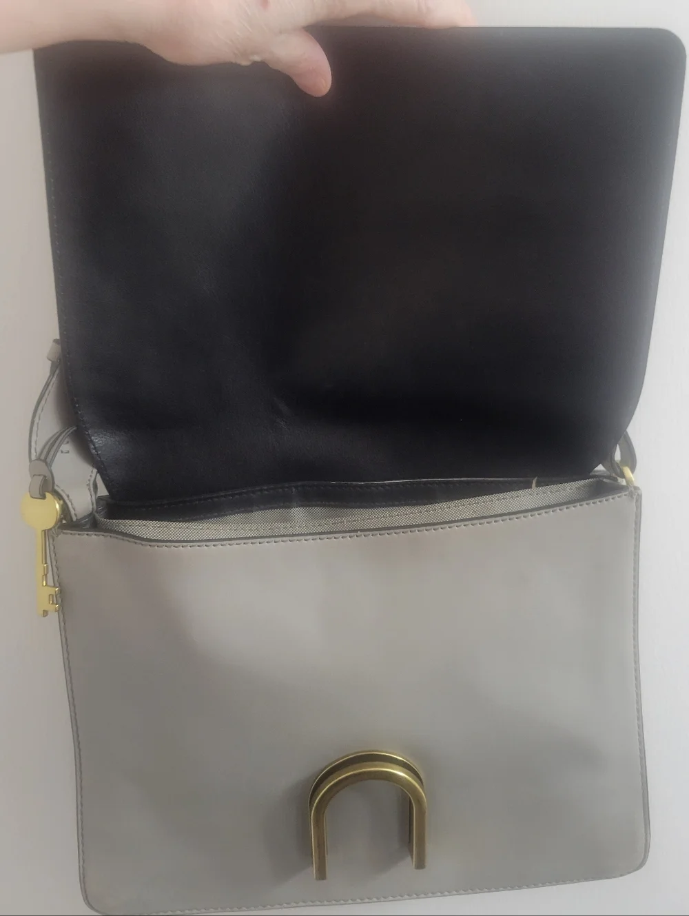 Fossil Leather Shoulder Bag Light Gray/Gold Hardware U-Shape Clasp Charm, NWOT - Picture 10 of 15